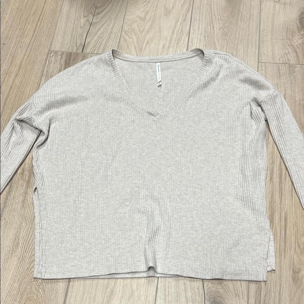 Aritzia cream/Gray The Group by Babaton Traverse Longsleeve